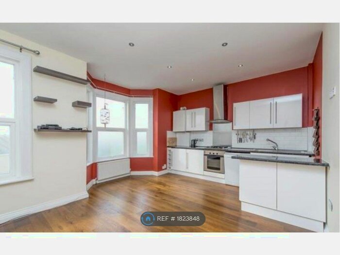3 Bedroom Flat To Rent In Alexandra Road, London, SW19