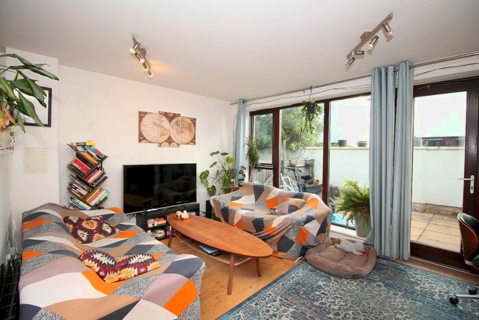 2 Bedroom Flat To Rent In Eden Way, Victoria Park, Bow, E3