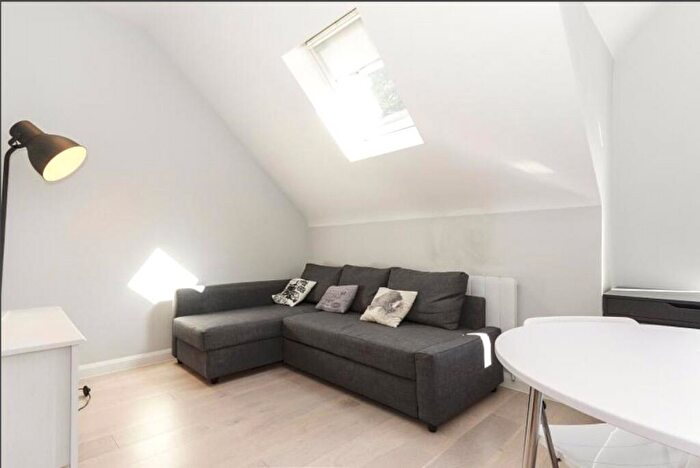 1 Bedroom Apartment For Sale In Chertsey Court, - Chertsey Street, Guildford, GU1