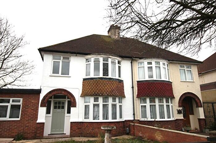 3 Bedroom Semi Detached House To Rent In Gloucester Road, Bedford, MK42