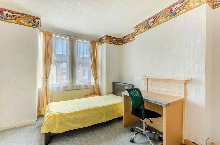 Studio To Rent In Rostella Road, Tooting, London, SW17