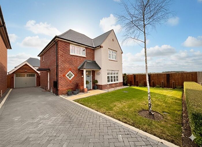 4 Bedroom Detached House For Sale In Armstrong Road, Luton, Bedfordshire, LU2