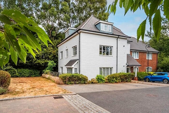 2 Bedroom Flat For Sale In Breakspear Gdns, Beare Green, RH5