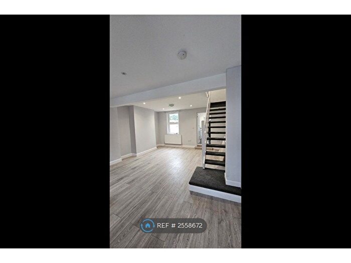 3 Bedroom Terraced House To Rent In Albion Street, Swindon, SN1