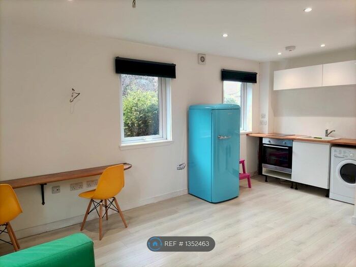 1 Bedroom Flat To Rent In Buckstone Circle, Edinburgh, EH10