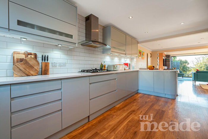 3 Bedroom End Of Terrace House For Sale In Arabia Close, E4