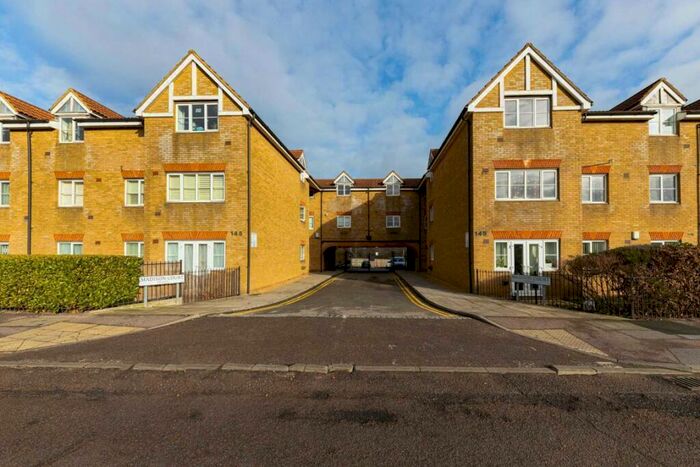 2 Bedroom Flat For Sale In Great North Way, London, NW4