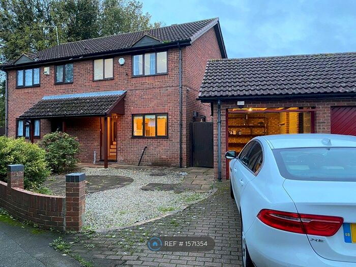 3 Bedroom Semi-Detached House To Rent In Brooklands Close, Luton, LU4