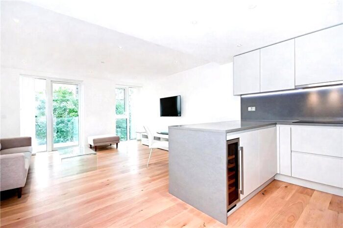 2 Bedroom Apartment To Rent In Admiralty House, Vaughan Way, London, E1W