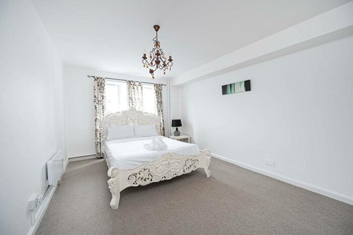 2 Bedroom Flat For Sale In Commercial Road, Whitechapel, London, E1