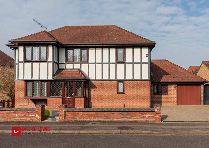 4 Bedroom Detached House For Sale In The Lindens, Loughton, IG10