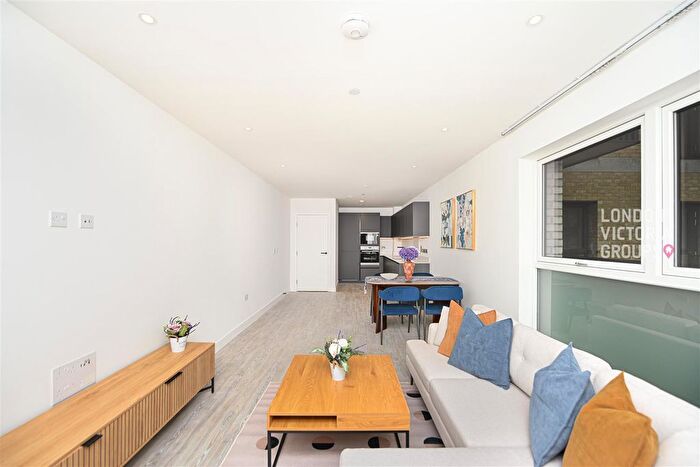 2 Bedroom Flat To Rent In Jargonelle House, Pavana Square, Brentford, TW8