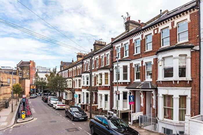 2 Bedroom Flat To Rent In Eckstein Road, Clapham Junction, London, SW11