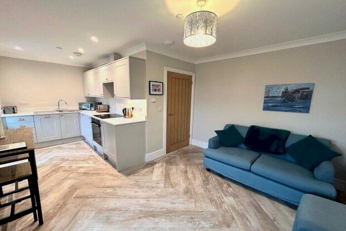 2 Bedroom Flat To Rent In Bute Esplanade, Caerdydd, CF10