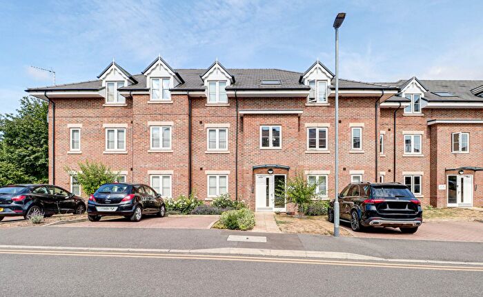 2 Bedroom Flat For Sale In Neville Close, St Albans, AL3