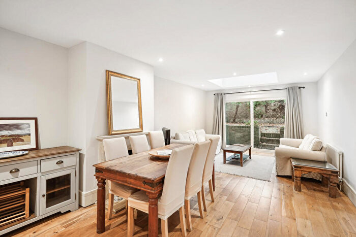 3 Bedroom Flat To Rent In Edith Grove, Chelsea, SW3