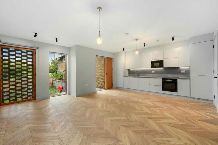 2 Bedroom Flat To Rent In Spire Mews, London, N4