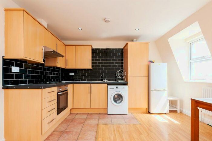 2 Bedroom Flat To Rent In Bethnal Green Road, London, E2