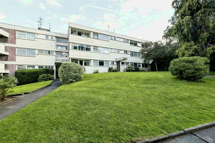 2 Bedroom Flat To Rent In Buckhurst Hill, IG9