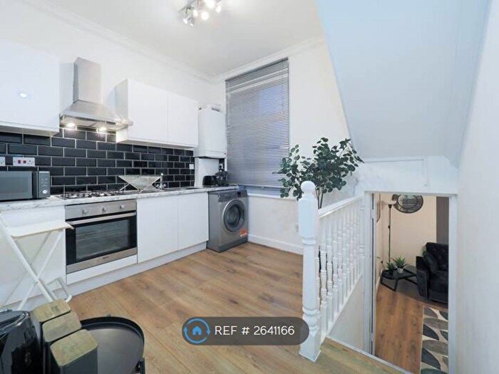 2 Bedroom Flat To Rent In Hammersmith Road, London, W14