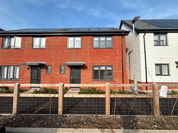 3 Bedroom Property To Rent In Gethin Grove, Crowthorne, Berkshire, RG45