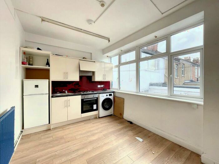 1 Bedroom Flat To Rent In Commercial Road, Swindon, SN1