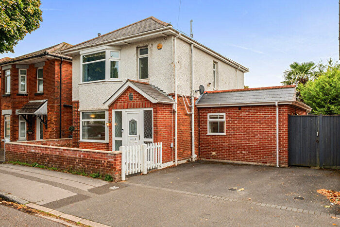 3 Bedroom Detached House For Sale In Beswick Avenue, Bournemouth, BH10