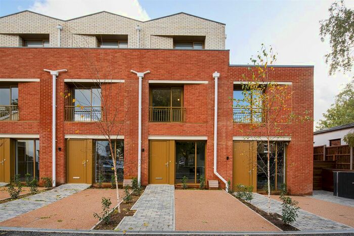 3 Bedroom Town House To Rent In Boston Road, Hanwell, W7