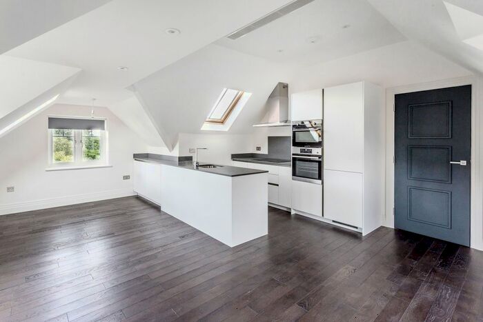 2 Bedroom Flat To Rent In Ref: Pp - Horsehill, Norwood Hill, RH6