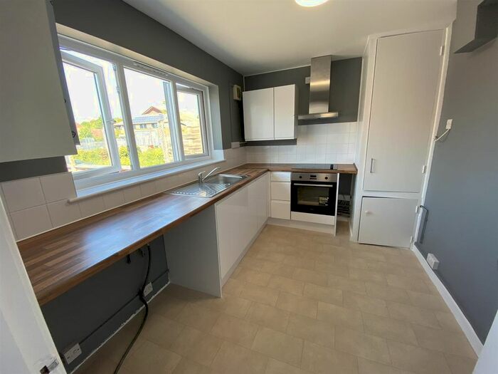 2 Bedroom Flat To Rent In High Street, Uckfield, TN22