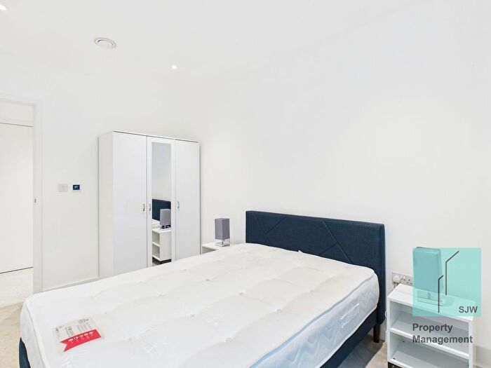 2 Bedroom Flat To Rent In Cendal Crescent, Bouchon Point, E1