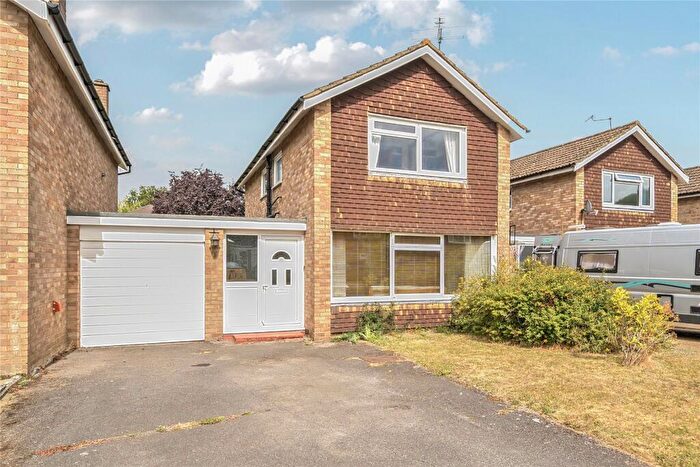 3 Bedroom Link Detached House For Sale In Willow Drive, Ripley, Surrey, GU23