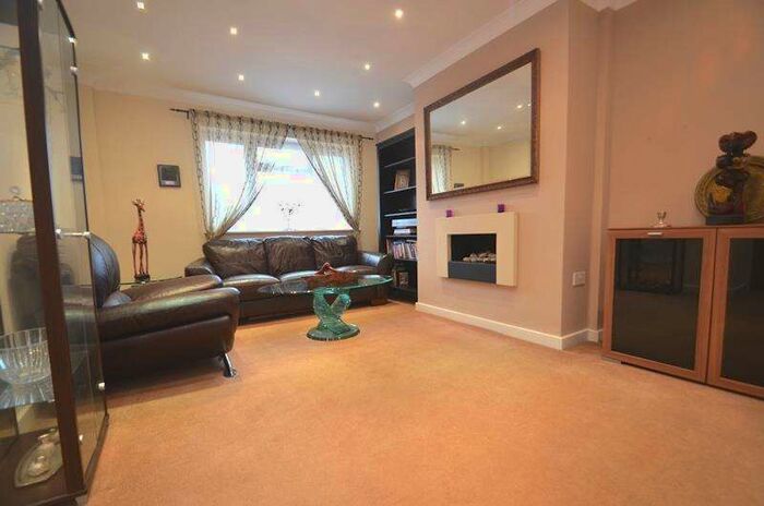 2 Bedroom Maisonette Flat To Rent In Somerford Close, Pinner, HA5