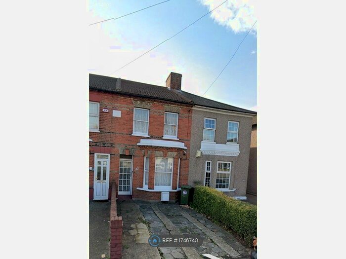 3 Bedroom Semi-Detached House To Rent In Victoria Road, Romford, RM1