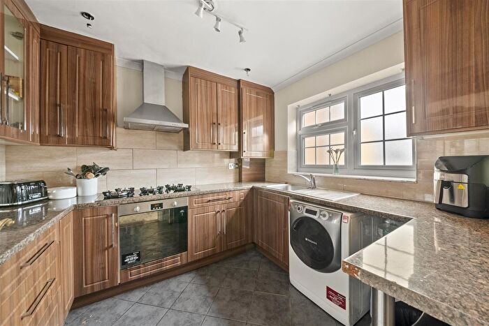 3 Bedroom End Of Terrace House For Sale In Kingsway, Hayes, UB3