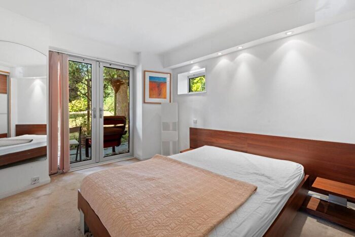 2 Bedroom Flat To Rent In Abbotts Close, Alwyne Road, N1