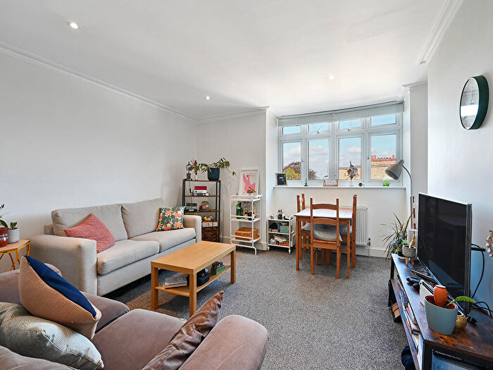 2 Bedroom Apartment To Rent In The Gardens, East Dulwich London, SE22