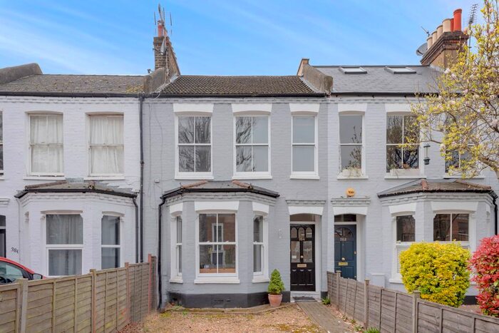 2 Bedroom Flat To Rent In Merton Road, Southfields, SW18