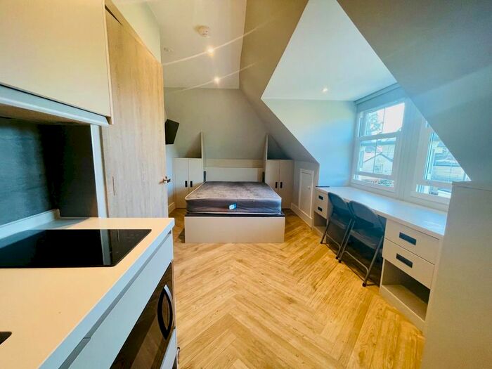 Studio To Rent In Hanger Lane, London, W5