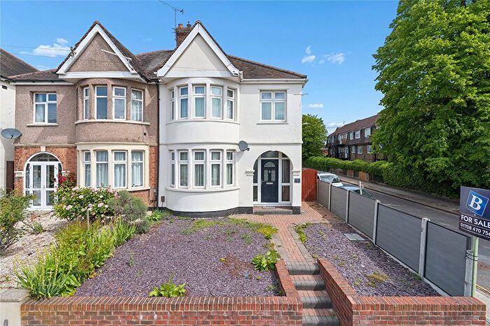3 Bedroom Semi-Detached House For Sale In Upminster Road, Hornchurch, RM11