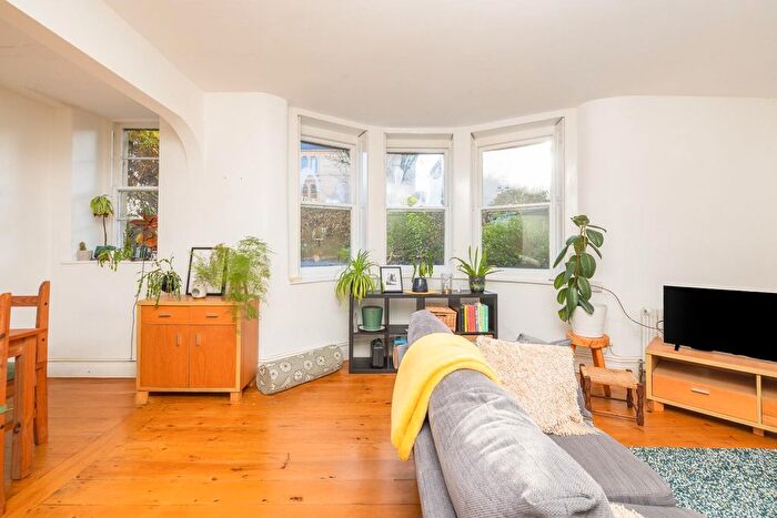 2 Bedroom Flat For Sale In Ashgrove Road, Redland, BS6