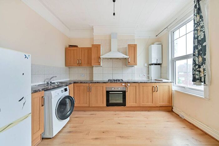 2 Bedroom Flat To Rent In Seaforth Avenue, Motspur Park, New Malden, KT3