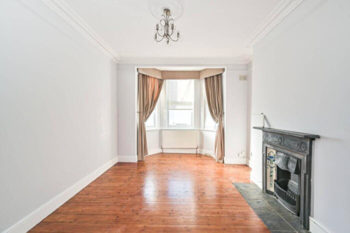 3 Bedroom Terraced House To Rent In Long Lane, Finchley, London, N3