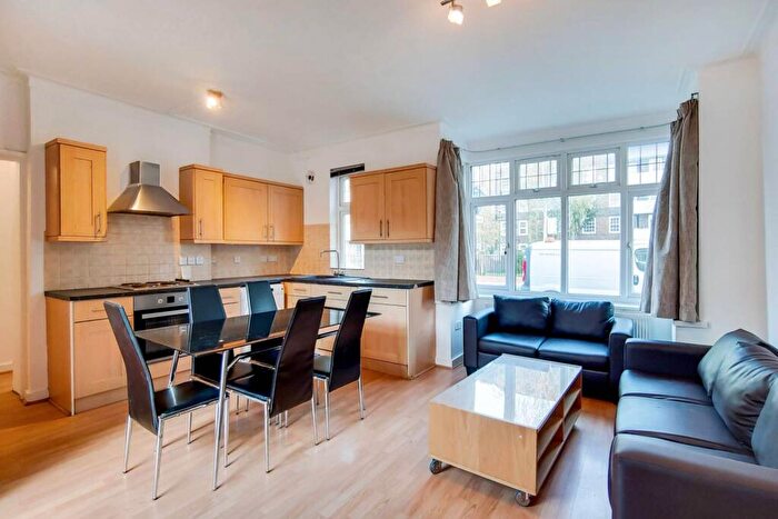3 Bedroom Flat To Rent In Biddestone Road, Holloway, London, N7