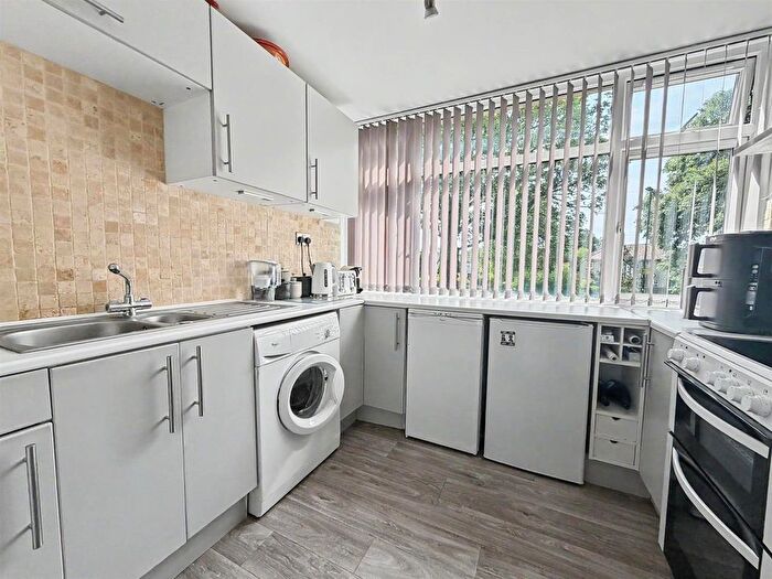 2 Bedroom Flat To Rent In St Martins Court, Bath, BA2
