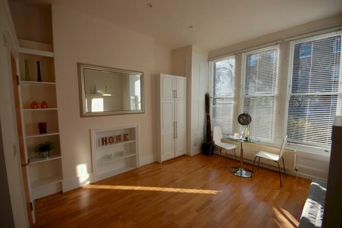 Studio To Rent In Alexandra Grove, London, N4
