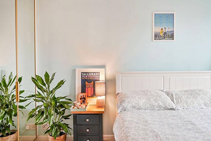 1 Bedroom Flat For Sale In Holley Road, Acton, London, W3