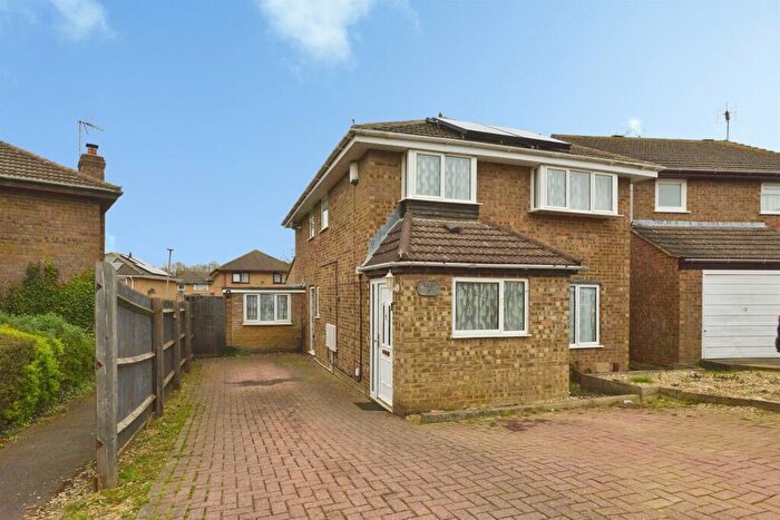 5 Bedroom Detached House For Sale In Grasscroft, Furzton, Milton Keynes, MK4