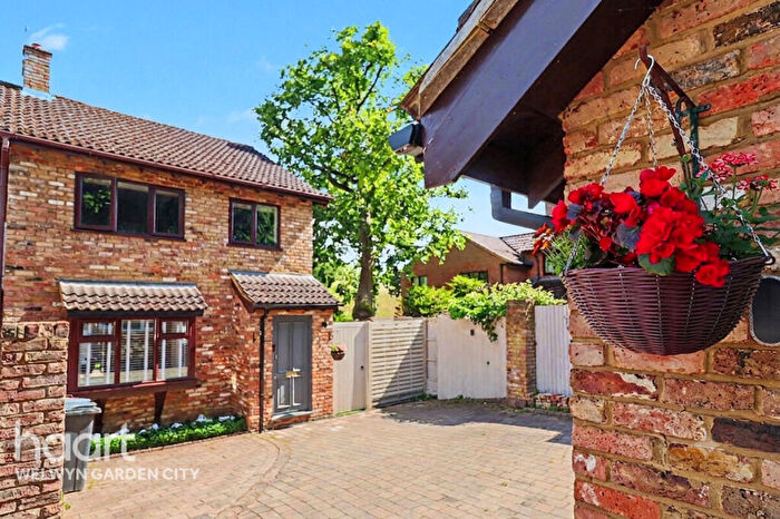 4 Bedroom Detached House For Sale In Juniper Gardens, Welwyn, AL6
