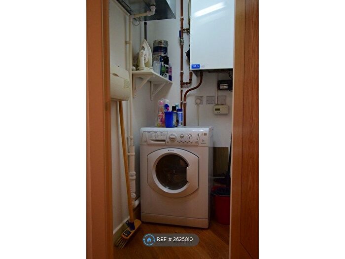 2 Bedroom Flat To Rent In Candle House, Leeds, LS1